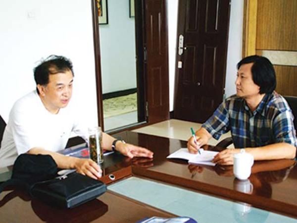 知名表演艺术家黄宏与傅绍相总经理亲切交谈雕塑艺术