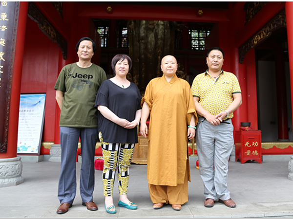 莲池寺释弘法法师与总经理傅绍相