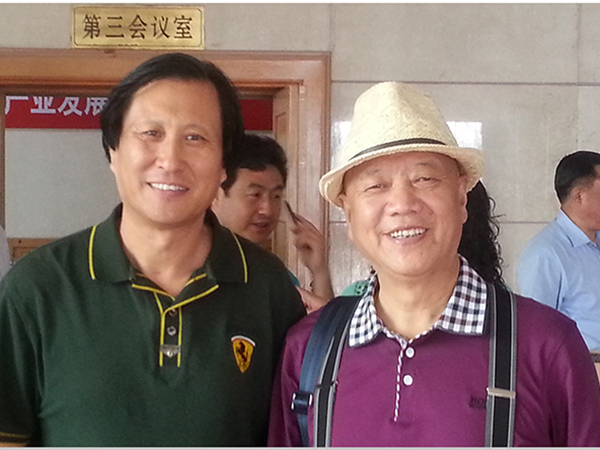 十世班禅额尔德尼确吉坚赞亲赐的班禅画师、国家一级美术师、第六届中国美术家协会副主席、中国当代工笔画学会理事尼玛泽仁与傅绍相总经理在一起