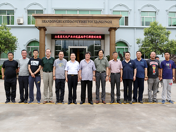 东方控股集团党委书记、董事长丁新民等领导一行莅临华艺雕塑公司参观考察