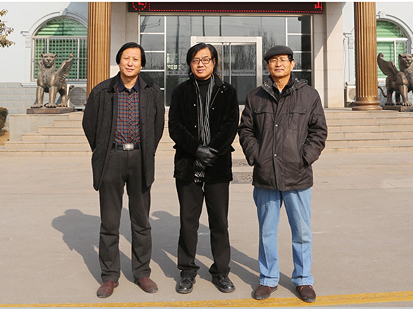 知名雕塑家、天津美术学院景育民教授，知名雕塑家、山东工艺美院李友生教授与总经理傅绍相在一起