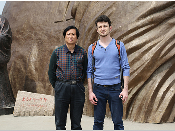 乌克兰知名雕塑家巴沙教授与总经理傅绍相在一起