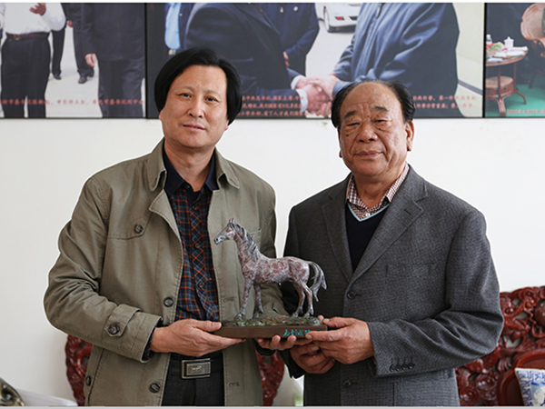 寿光市孙家集街道三元朱村党支部书记王乐义与总经理傅绍相