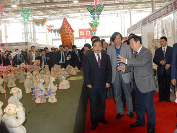 中国美术家协会主席刘大为、潍坊市委书记张新起等领导参观陶艺作品“百子闹鸢”大型民俗情景组合群雕