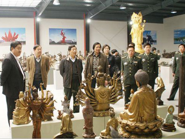 2009年3月29日济南军区原副司令李洪程中将、潍坊军分区司令员卞长伟、临朐县委书记刘建国等领导来华艺雕塑视察指导，傅绍相总经理介绍雕塑艺术