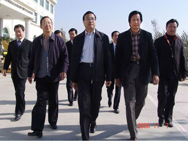 山东省副省长才利民、潍坊市市长许立全等领导于2006年10月7日莅临华艺雕塑视察指导，傅绍相总经理介绍的是艺术