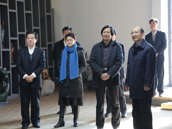 山东省人民政府副省长季缃绮,省文化厅副厅长胡上山,潍坊市人民政府副市长王桂英等领导在临朐县委书记顾建华的陪同下来华艺雕塑视察指导并参观华艺雕塑馆,董事长傅绍相介绍企业情况及雕塑艺术