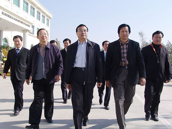 中共山东省委常委、政法委书记才利民莅临华艺雕塑视察指导，傅绍相总经理介绍雕塑艺术。