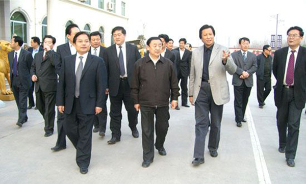 山东省委副书记、省长韩寓群、潍坊市委书记张新起一行莅临华艺雕塑参观指导，傅绍相总经理介绍雕塑艺术