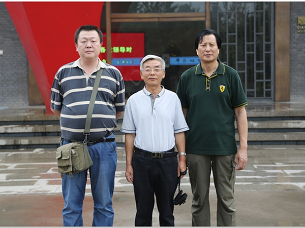 东北师范大学刘文达教授、知名雕塑家李东江教授与总经理傅绍相在一起