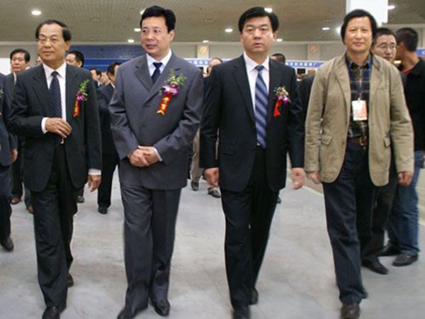 山东省委常委、省宣传部长李群等领导参观大型群雕《风筝魂》