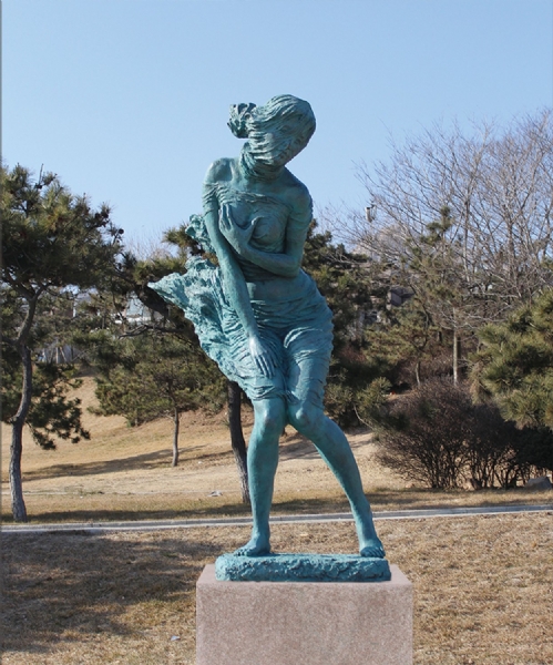《海风》作者：刘大力  高度：2.5米   安放：青岛雕塑园