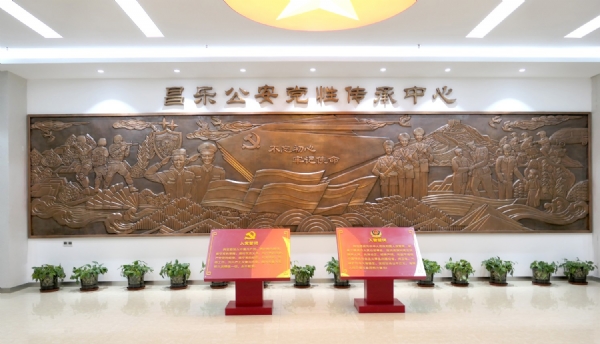 《昌乐县公安局党性教育传承中心》紫铜板锻造，尺寸：11×2.4m