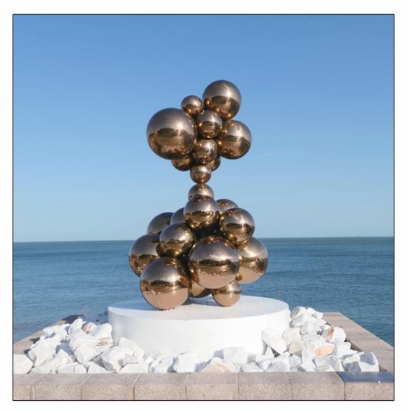 《球》作者：申汉澈（韩国） 材质：不锈钢 镀钛  高度：2.6m  安放：青岛